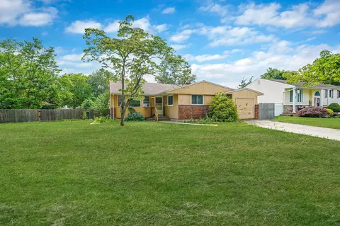 60 Morewood Dr, Smithtown, NY 11787