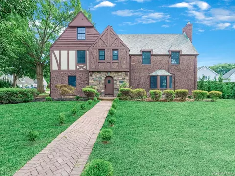 236 Stewart Ave, Garden City, NY 11530