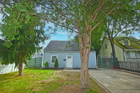 67 Maplewood Dr, North Hempstead, NY 11590