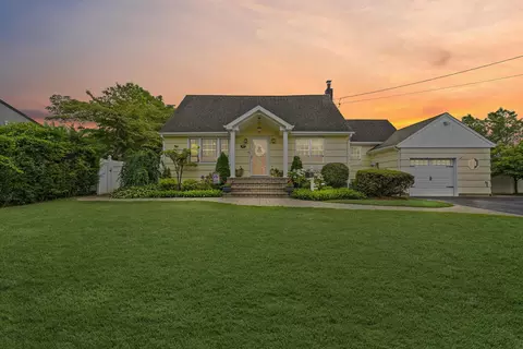 276 N Utica Ave, Massapequa, NY 11758