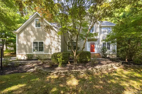 10 Stonewall Dr, Wappinger, NY 12590
