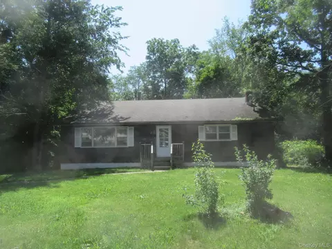 24 Edinburgh Rd, Wallkill, NY 10941
