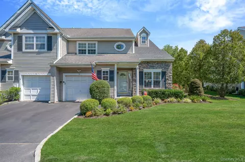 9 Scarborough Dr, Smithtown, NY 11787
