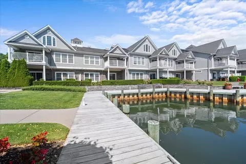 13 Nicole Ct, Copiague, NY 11726