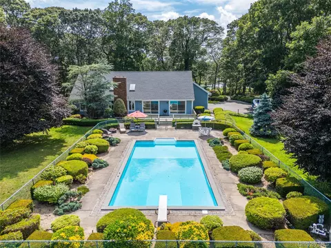 250 Peconic Bay Blvd, Aquebogue, NY 11931