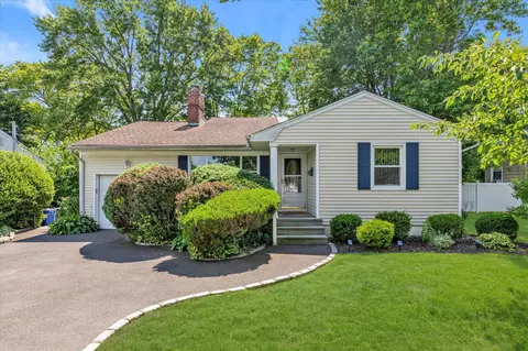 18 Gainsboro Ln, Syosset, NY 11791