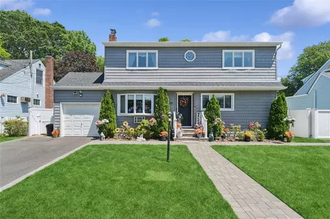 89 3rd Ave, Massapequa Park, NY 11762