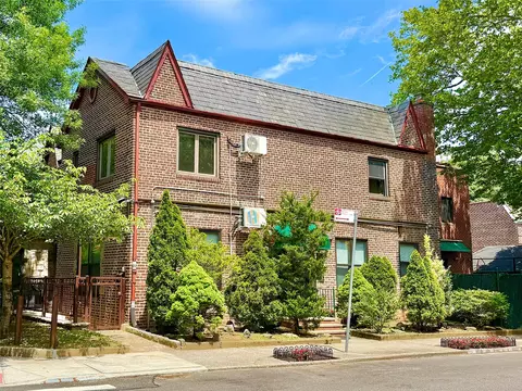 7267 Yellowstone Blvd, New York, NY 11375