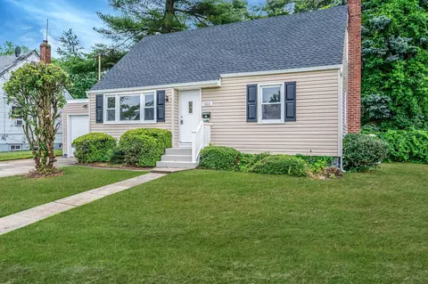 523 18th St, West Babylon, NY 11704