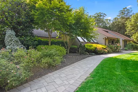 3 Silver Beech Ct, Setauket, NY 11733