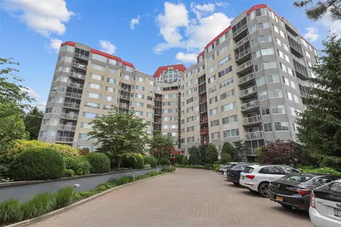 10 Stewart Pl #3HW, White Plains, NY 10603