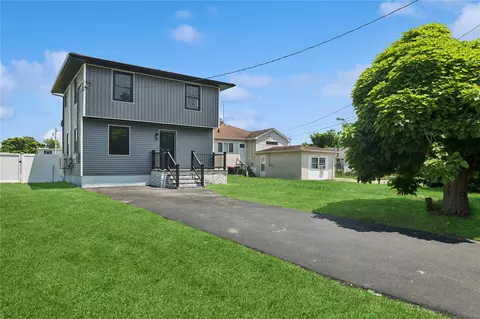 738 Pecan St, Lindenhurst, NY 11757