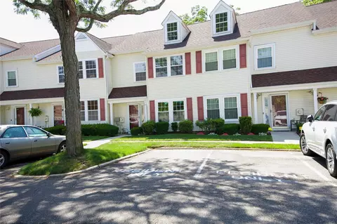 59 Stratford Grn #59, Farmingdale, NY 11735