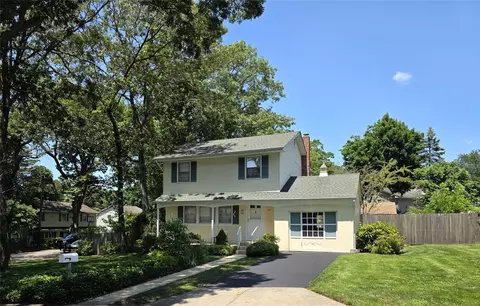 39 E Lyons St, Melville, NY 11747