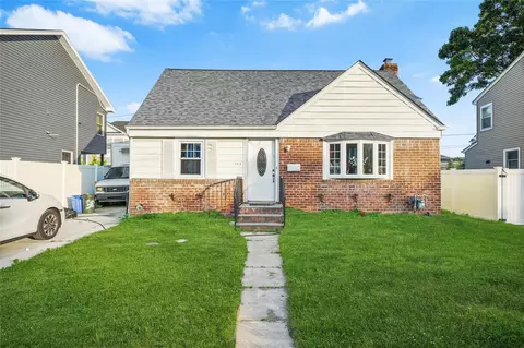 585 Emerson St, Uniondale, NY 11553