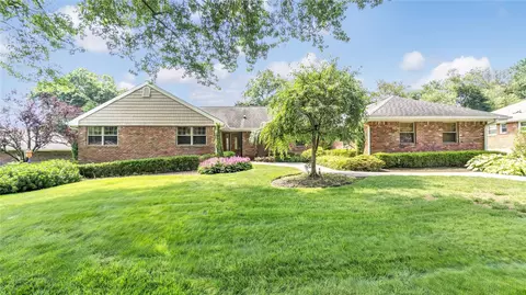 21 Edwards Ln, Glen Cove, NY 11542