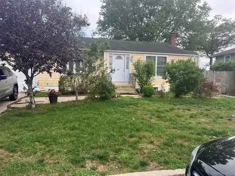 152 New Jersey Ave, Bay Shore, NY 11706
