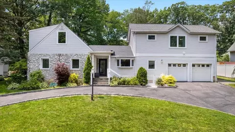 82 Wood Hollow Ln, New Rochelle, NY 10804