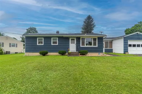 2 Flamingo Dr, Poughkeepsie, NY 12601
