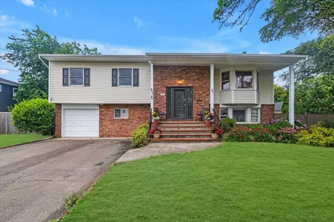 537 Bay 5th St, West Islip, NY 11795