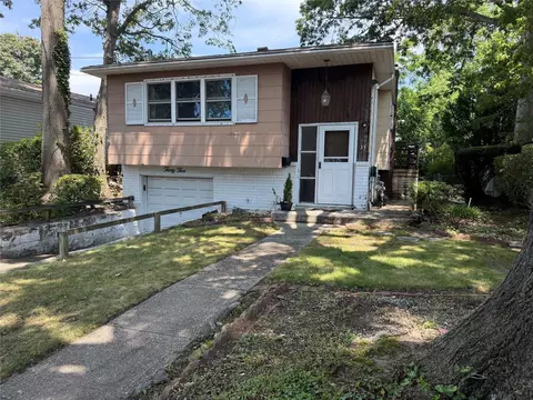35 E Walnut St, Massapequa, NY 11758