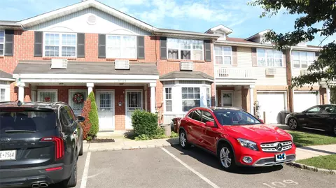 82109 Country Pointe Cir, New York, NY 11427