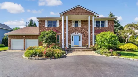 51 Victor Ln, Woodbury, NY 11797
