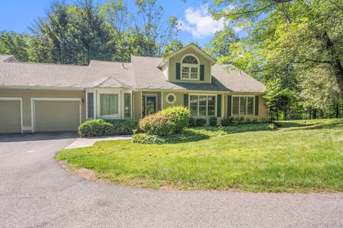 25 Wells Ln, New Castle, NY 10549