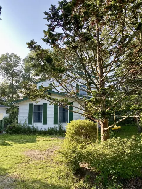 17 Lee Pl, Mastic, NY 11950