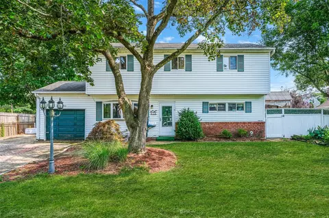 3 Woods Ln, Centereach, NY 11720