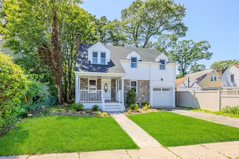 35 High Pl, Freeport, NY 11520