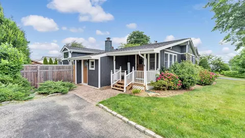 22 Coles Pl, Northport, NY 11768