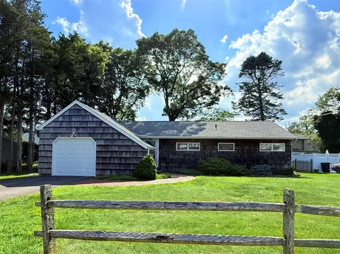 262 Handsome Ave, Sayville, NY 11782