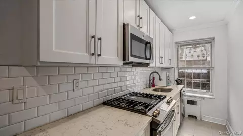 90 Knightsbridge Rd #H 1, North Hempstead, NY 11021