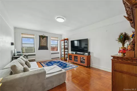 35-20 73rd St #6R, Jackson Heights, NY 11372
