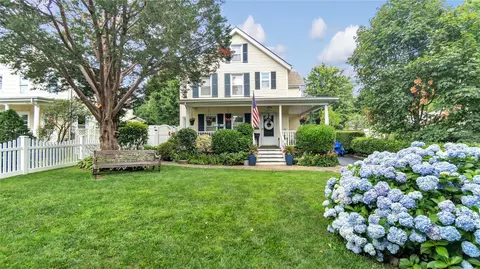 16 Clement St, Glen Cove, NY 11542