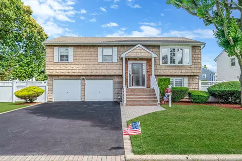 126 Farmers Ave, Lindenhurst, NY 11757