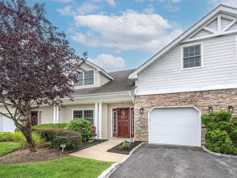195 Pond View Dr #CA0208, North Hempstead, NY 11050