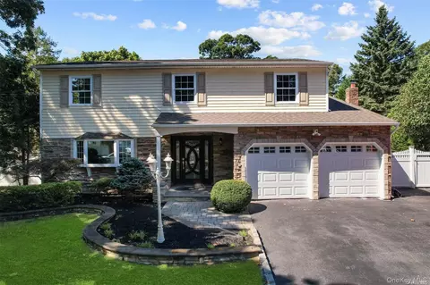 82 Woodview Ln, Centereach, NY 11720