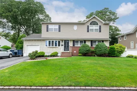 257 S 15th St, Lindenhurst, NY 11757