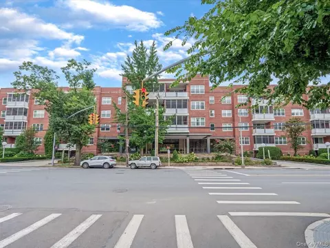 1 Kensington #107, North Hempstead, NY 11021
