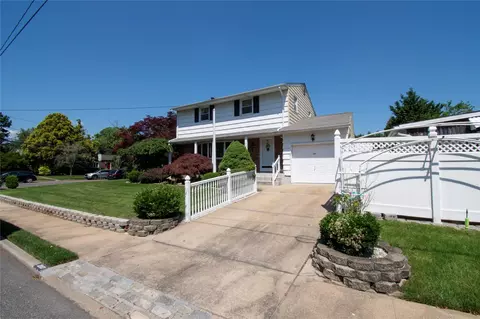 2083 Elm Pl, Merrick, NY 11566