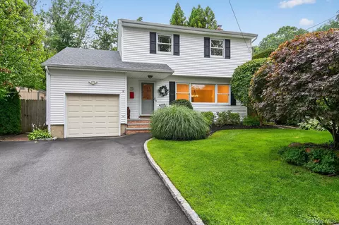 1 Briarwood Dr # A, Huntington, NY 11743