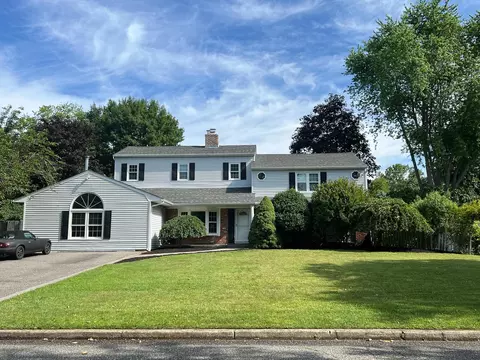 75 Granada Cir, Mount Sinai, NY 11766