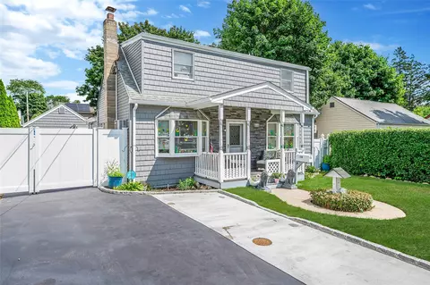 126 E 12th St, Huntington Station, NY 11746