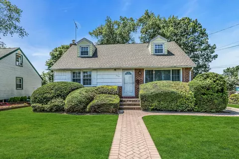299 Warren St, Uniondale, NY 11553