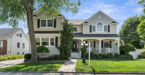 565 S 8th St, Lindenhurst, NY 11757