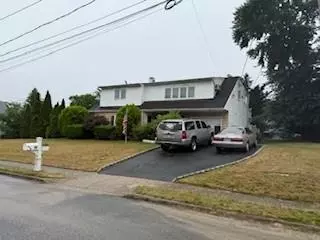 44 Iroquois Ave, Selden, NY 11784