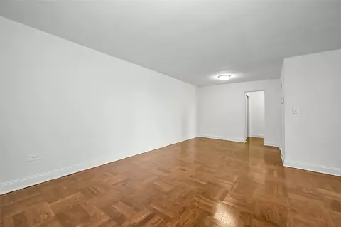 1040 Neilson St #1C, New York, NY 11691