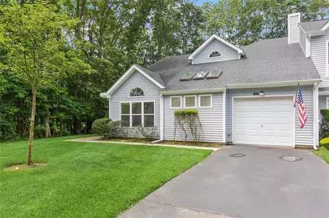 65 Lakeview Dr, Manorville, NY 11949